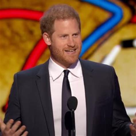 Prince Harry makes surprise appearance at NFL Honors。